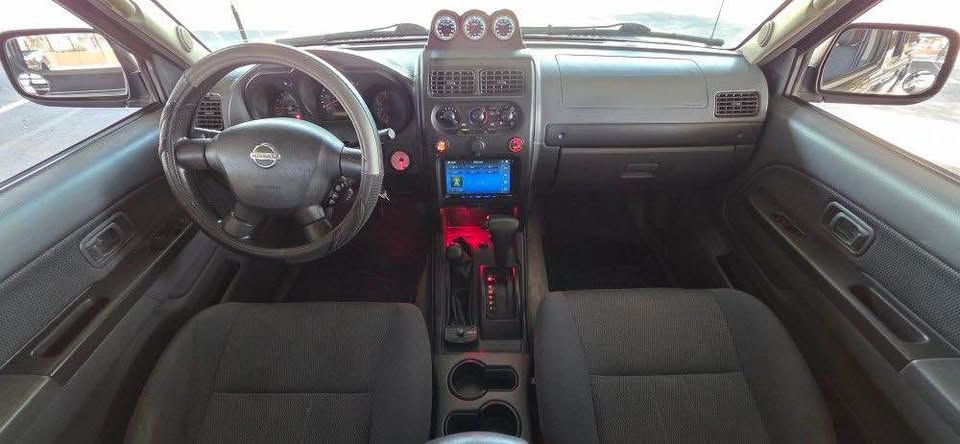 2002 Nissan Frontier Crew Cab · XE Pickup 4D 6 ft — photo 4