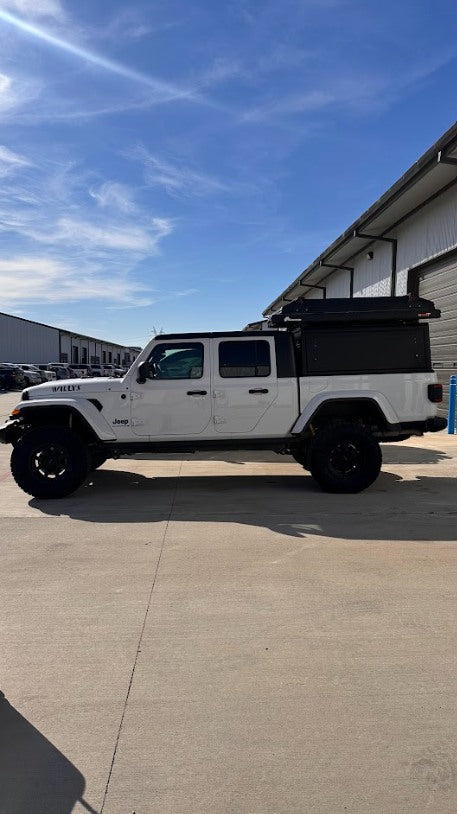 White Jeep Gladiator with overland camper, rooftop tent. Ideal off-road rv rental adventure.