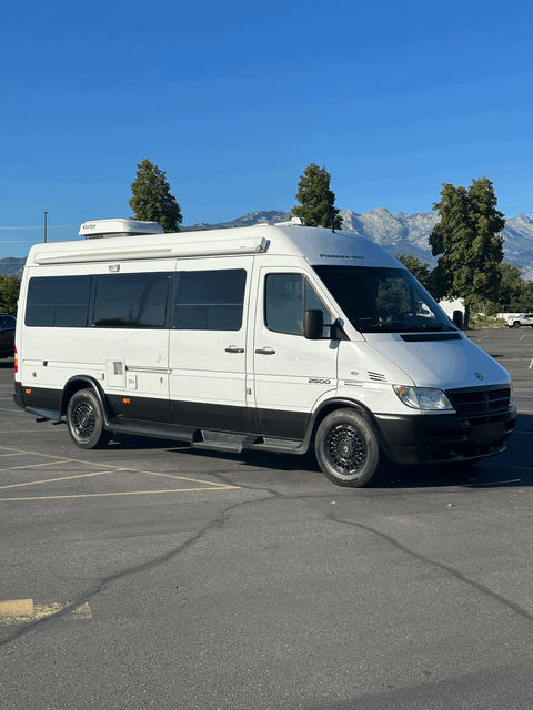 Perfect for 2 - 22 MPG Diesel - Kitchen, Bed, Bathroom - Sprinter RV Van overland rental