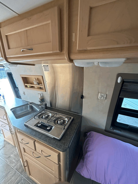 Perfect for 2 - 22 MPG Diesel - Kitchen, Bed, Bathroom - Sprinter RV Van — photo 5