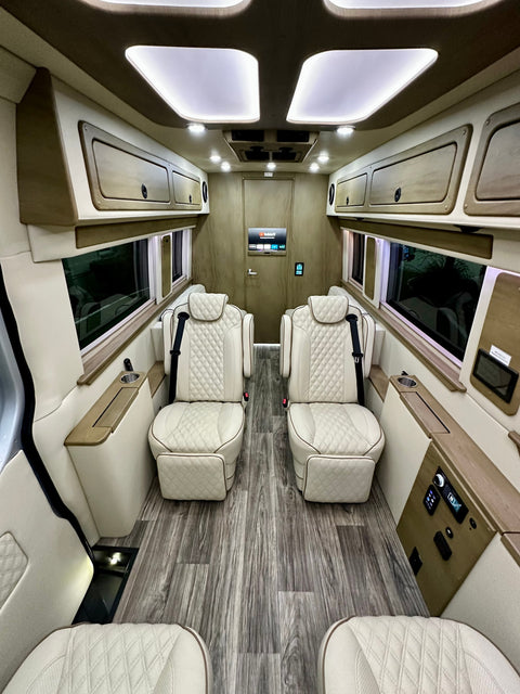 Midwest Ultimate Luxe Day Cruiser-          Starlink- Air Ride- Apple TV — photo 4
