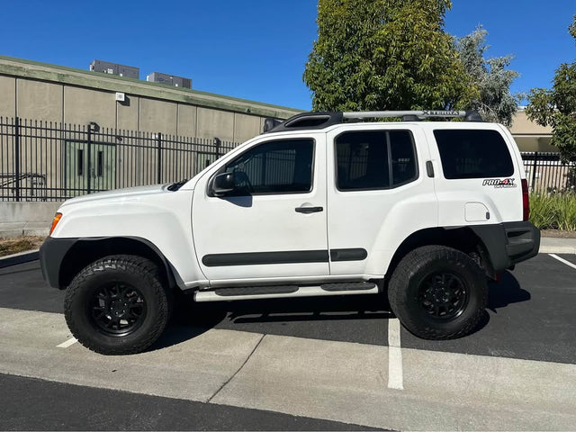 2011 Nissan Xterra PRO-4X Sport Utility 4D — photo 2