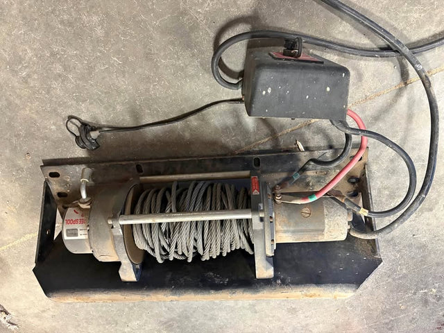 Warn Winch (photo 1)