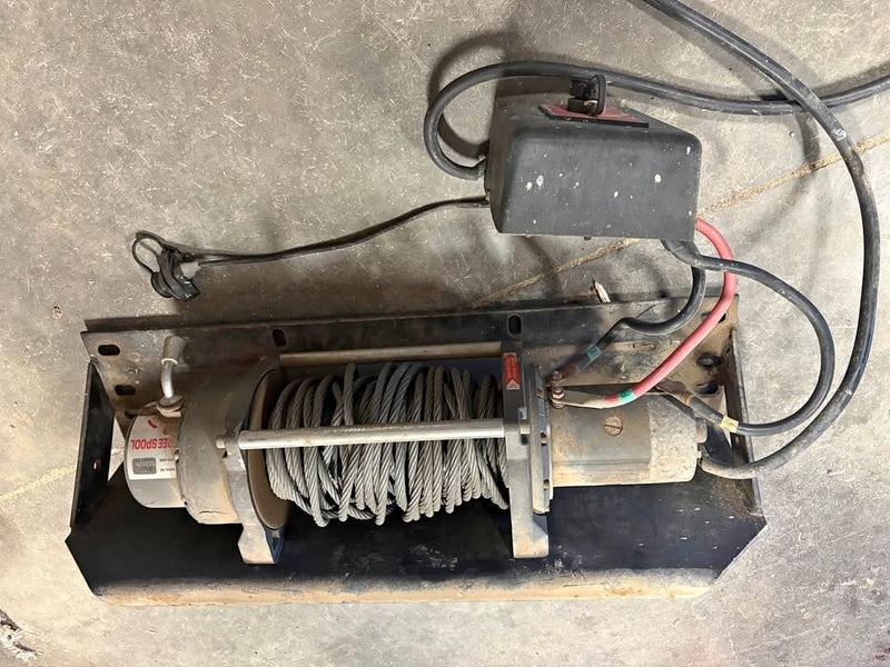 Warn Winch (photo 1) — photo 1