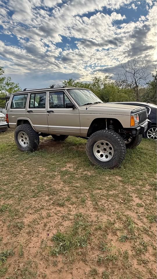 1994 Jeep Cherokee · Country Sport Utility 4D in Elgin, TX (photo 1)