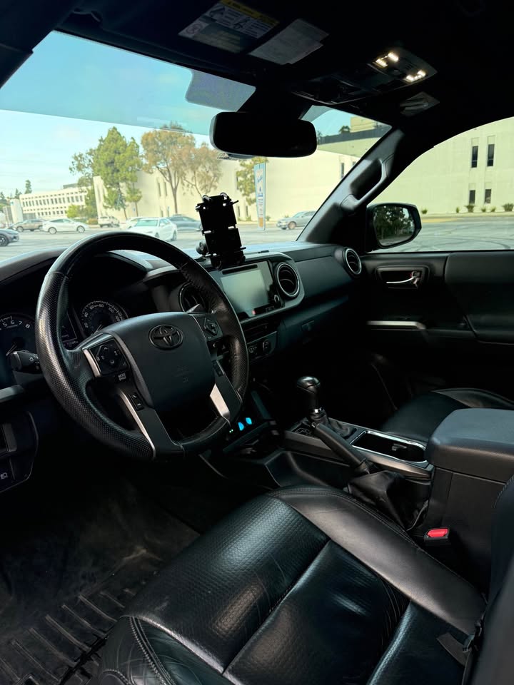 Toyota Tacoma TRD Off-road 2019 - 4x4 in Manhattan Beach, CA (photo 9) — photo 9