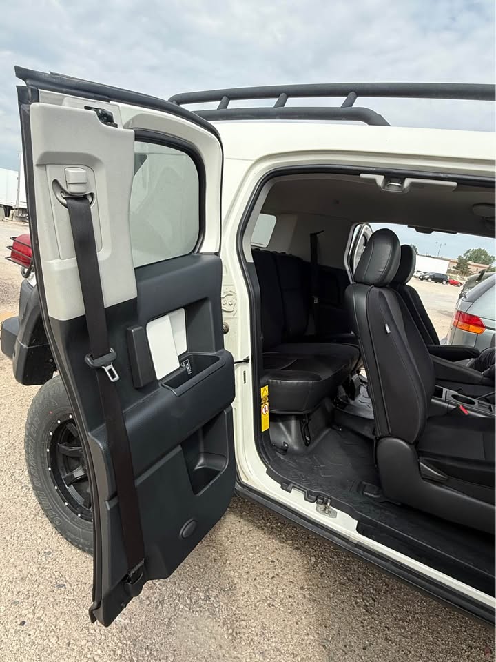2013 Toyota FJ Cruiser · Sport Utility 2D (photo 6) — photo 6