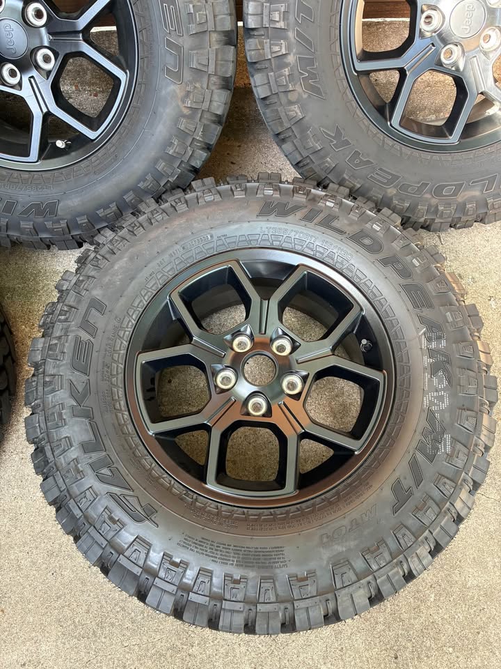 Jeep Wrangler Wheels and Falken Wildpeak M/T Tires 285/70r17 - Set of 5 in Austin, TX (photo 6) — photo 6