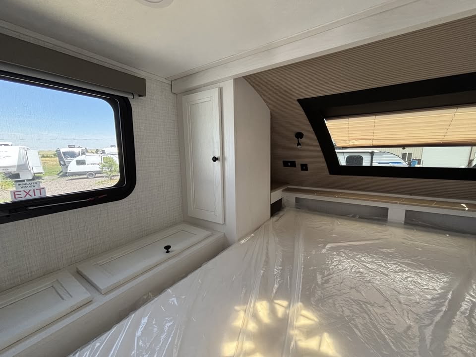 2025 Palomino real-lite hard side truck camper in Elizabeth, CO (photo 8) — photo 8