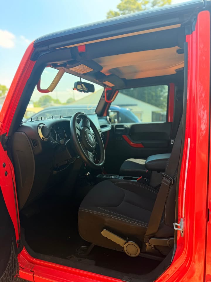 2013 Jeep Wrangler Unlimited · Sahara Sport Utility 4D in Oxon Hill, MD (photo 9) — photo 9