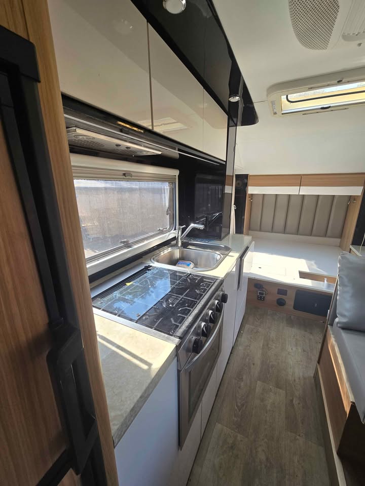 Black Series HQ19 Travel Trailer (photo 9) — photo 9