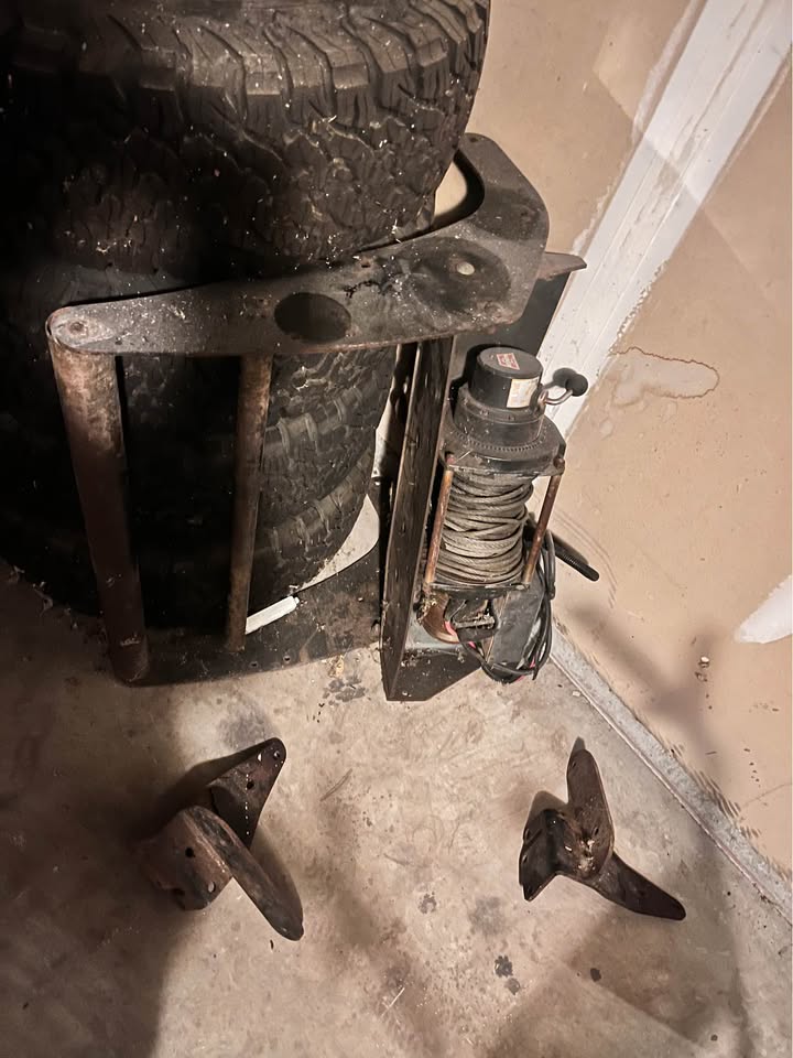 Classic Warn Upright Winch with Bumper Guard & Brackets (photo 3) — photo 3