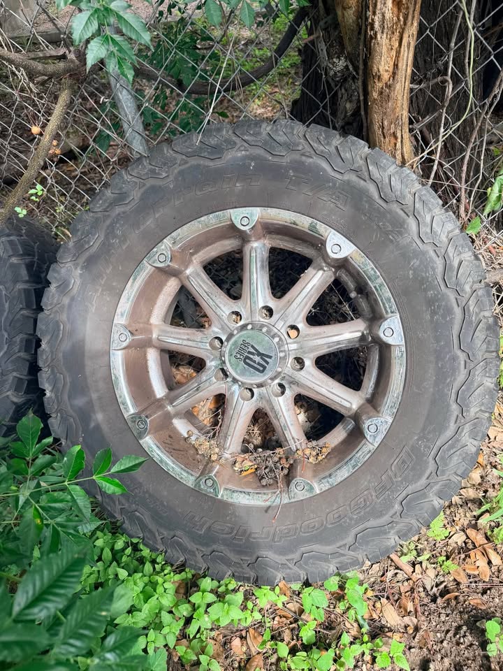 (4) 35x12.50R20 BFGoodrich KO2 Tires & 20” Wheels in Austin, TX (photo 7) — photo 7