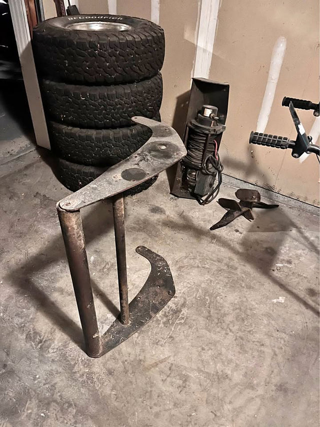 Classic Warn Upright Winch with Bumper Guard & Brackets (photo 1)