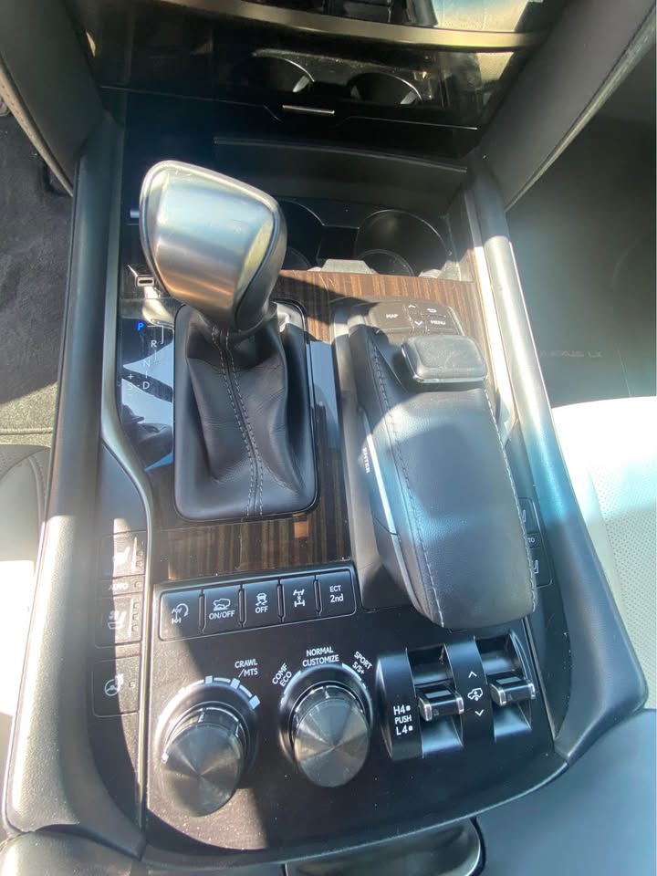 2020 Lexus LX · LX 570 Sport Utility 4D (photo 10) — photo 10