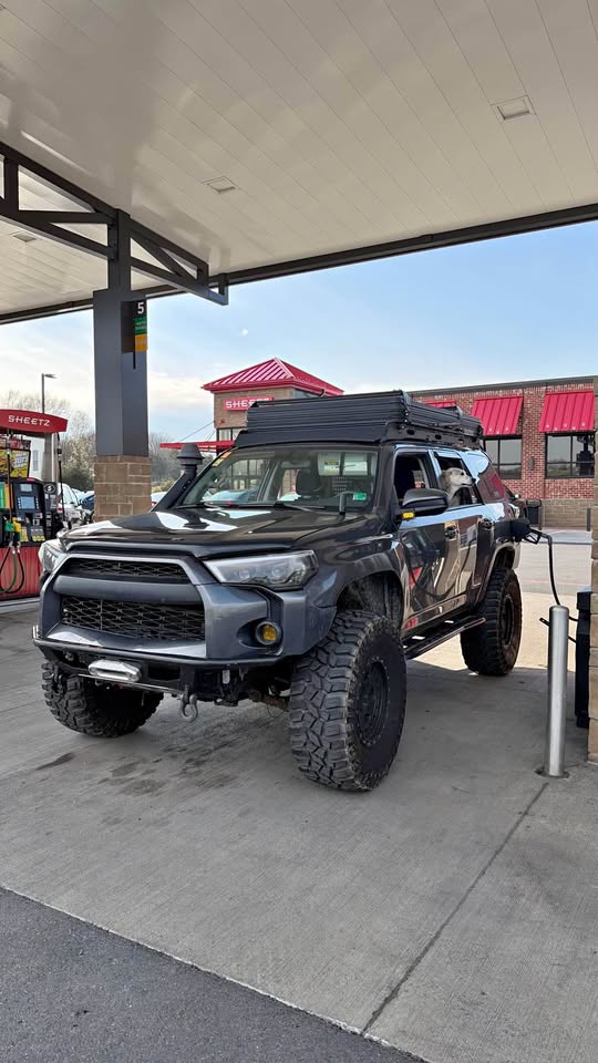 2017 Toyota 4Runner · SR5 Sport Utility 4D in Springfield, VA (photo 1)