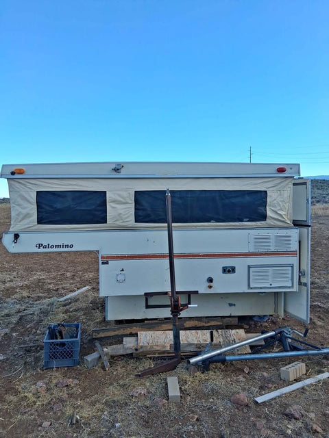 Nice palomino pop up camper cab over