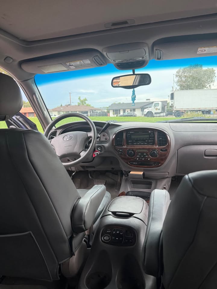 2004 Toyota Sequoia · SR5 Sport Utility 4D in Scottsdale, AZ (photo 8)