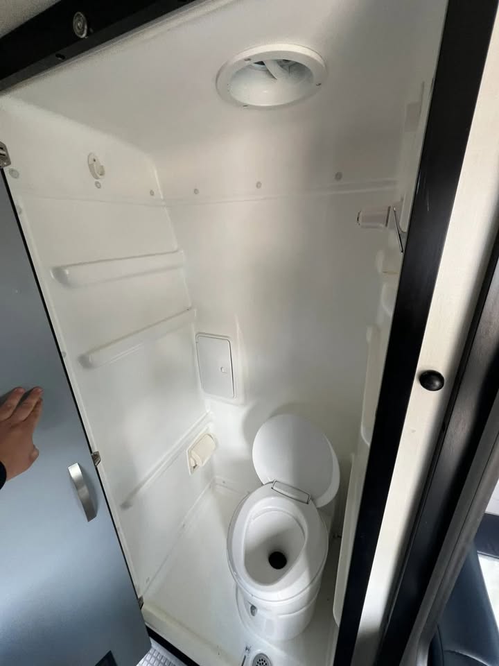 2021 Mercedes-Benz 4x4 winnebago revel 44e in Lynnwood, WA (photo 10) — photo 10