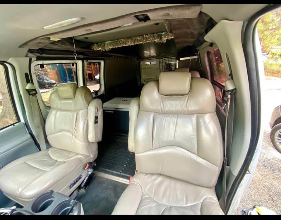 2005 Ford E350 Super Duty Passenger · XL Van 3D in Melrose, MA (photo 8) — photo 8