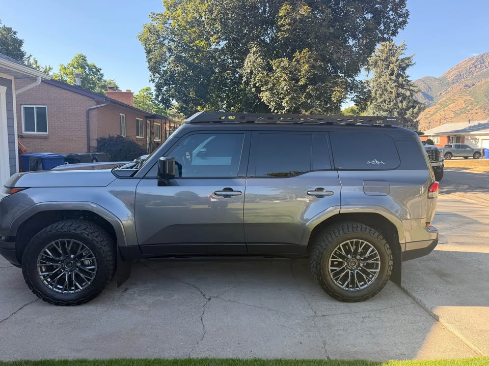 Rhino-Rack Pioneer Platform Roof Rack fits Lexus GX 550/Land Cruiser 250 in Salt Lake City, UT (photo 4) — photo 4