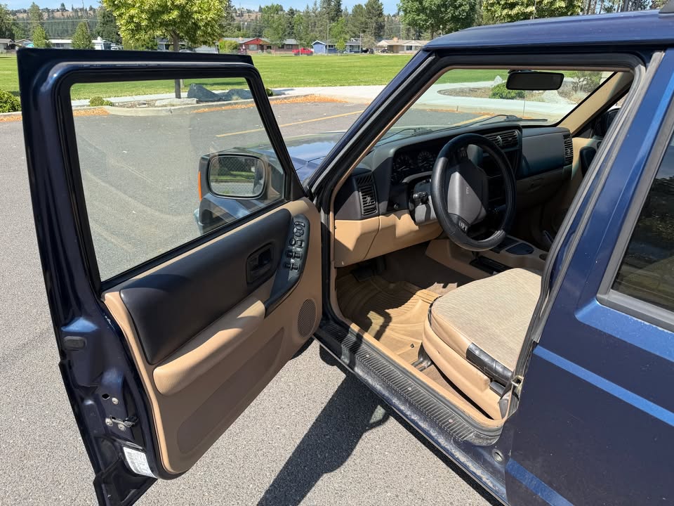 2000 Jeep Cherokee XJ Sport 4x4 4.0L I6 NP242 Full-Time 4WD/AWD in Spokane, WA (photo 6)