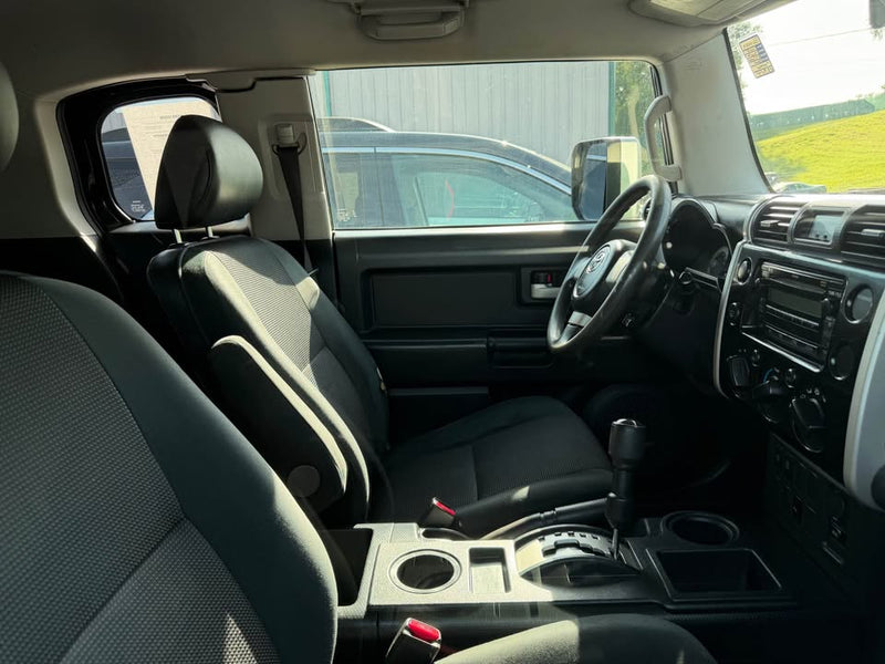 2008 Toyota FJ Cruiser 203k miles call Eli [hidden information] (photo 4) — photo 4