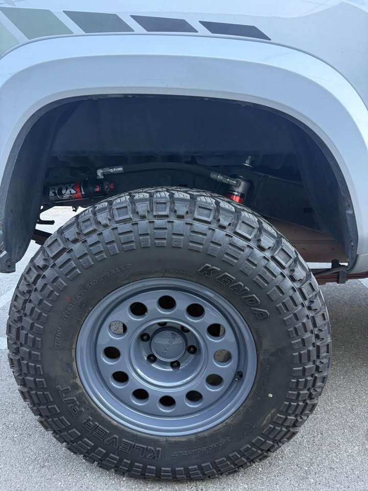 Toyota Tacoma TRD Off-road 2019 - 4x4 in Manhattan Beach, CA (photo 3) — photo 3