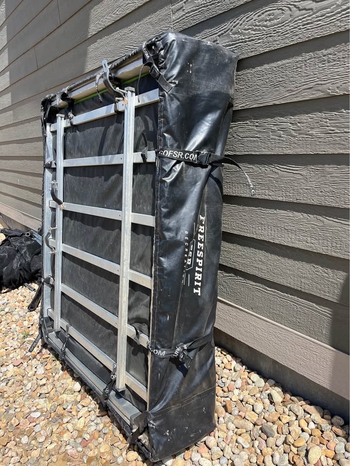 Freespirit Recreation Rooftop Tent with Thule Crossbars in Erie, CO (photo 5) — photo 5