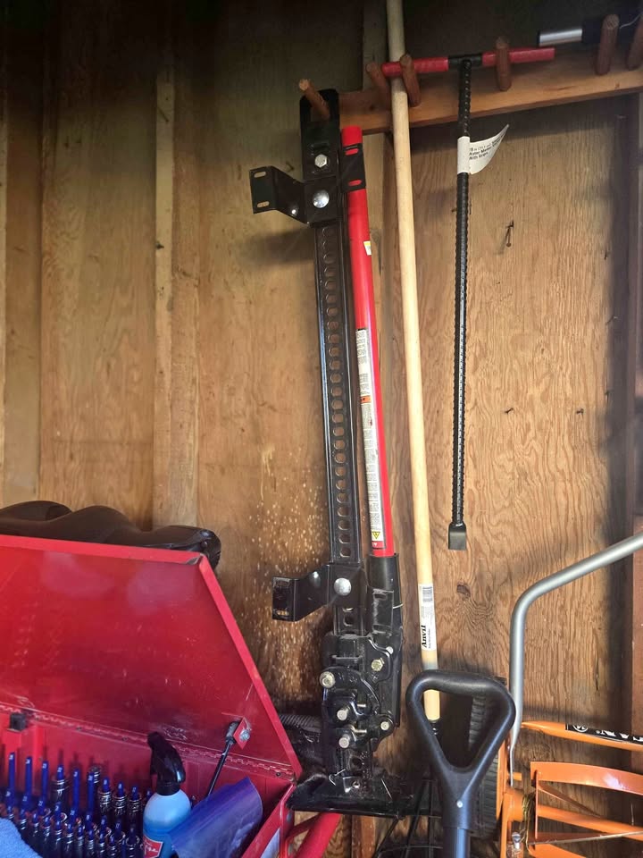 Hi-Lift Jack w/ Mounts in Seattle, WA (photo 1)
