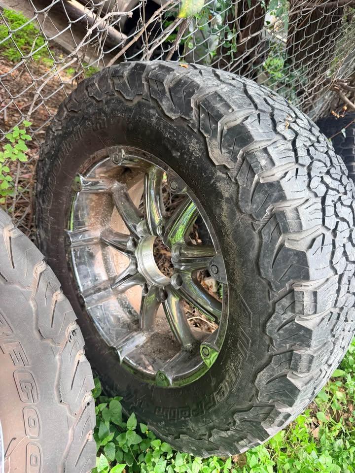 (4) 35x12.50R20 BFGoodrich KO2 Tires & 20” Wheels in Austin, TX (photo 5) — photo 5