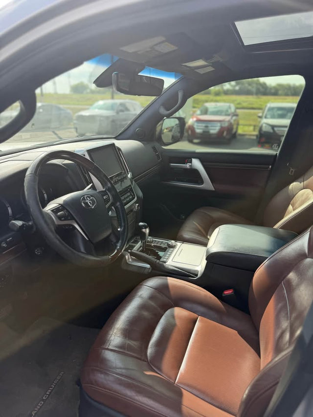 2017 Toyota Land Cruiser — photo 3