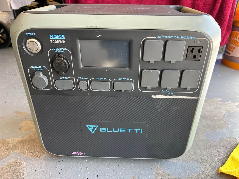 Bluetti AC200P 2000W Portable Power Station i can’t find the charger unfortunately in Bend, OR (photo 7) — photo 7