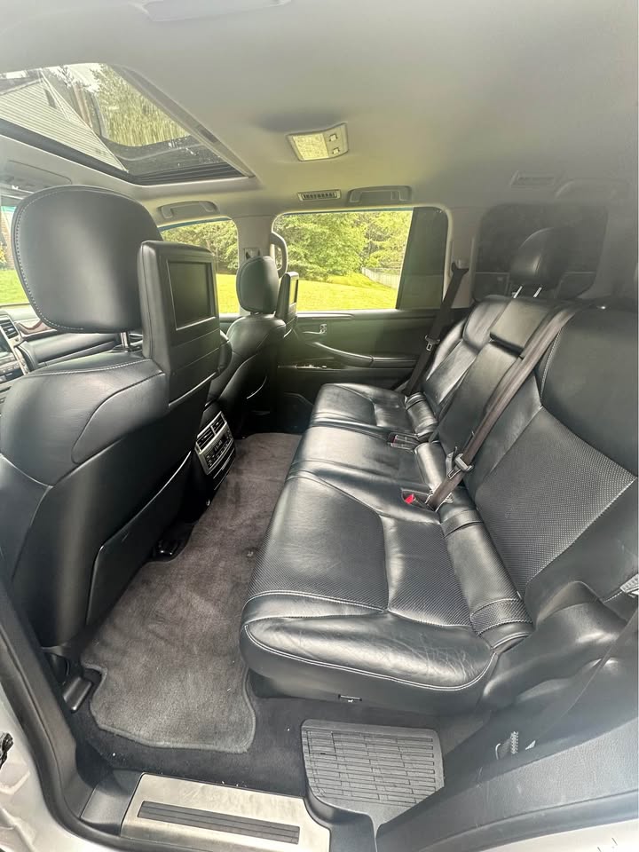 2013 Lexus LX · LX 570 Sport Utility 4D (photo 11) — photo 11