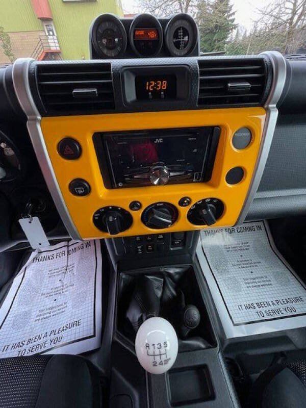 2008 Toyota FJ Cruiser · Sport Utility 2D in Seattle, WA (photo 4)