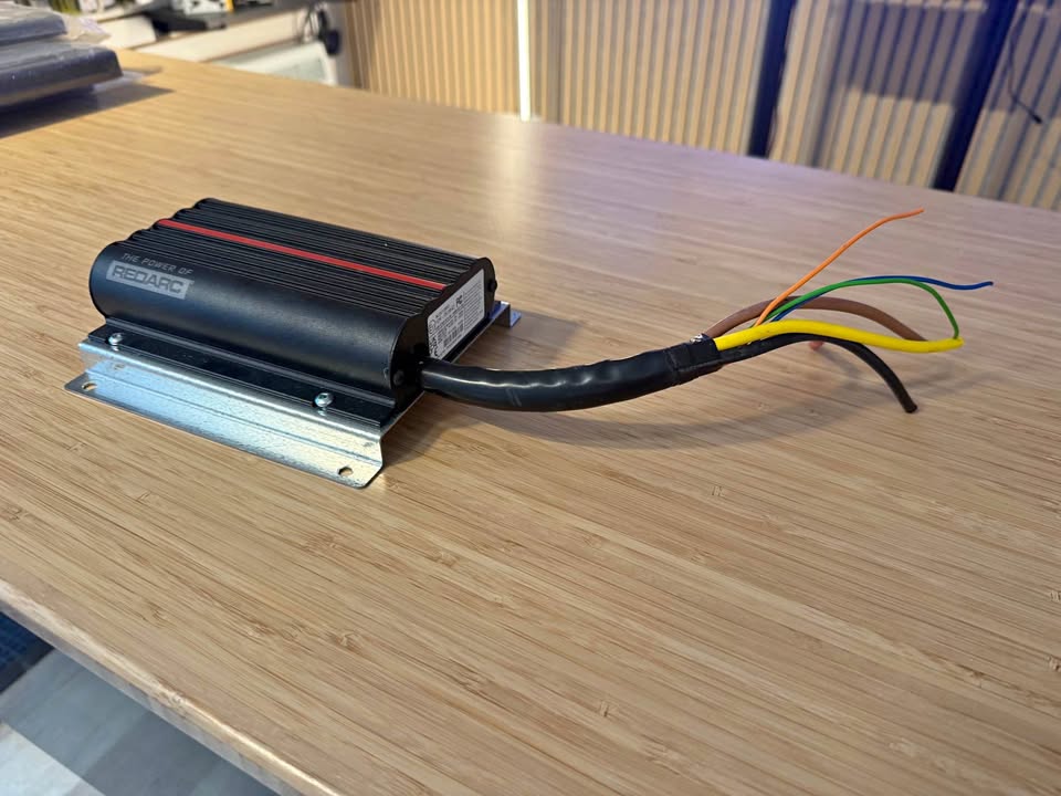 BCDC Redarc chargeur DC a DC et Solaire pour Vans, VR in Laval, QC (photo 1)