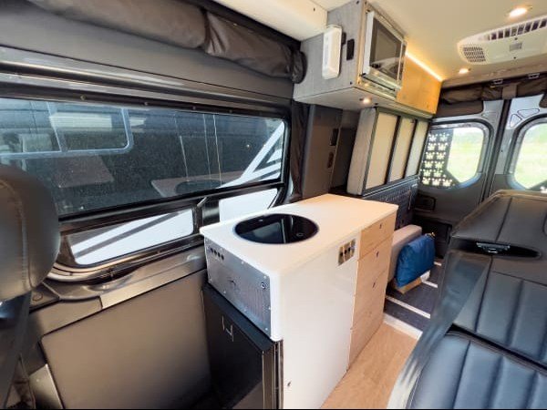 2025 Storyteller Overland DARK MODE OG AWD (photo 6) — photo 6