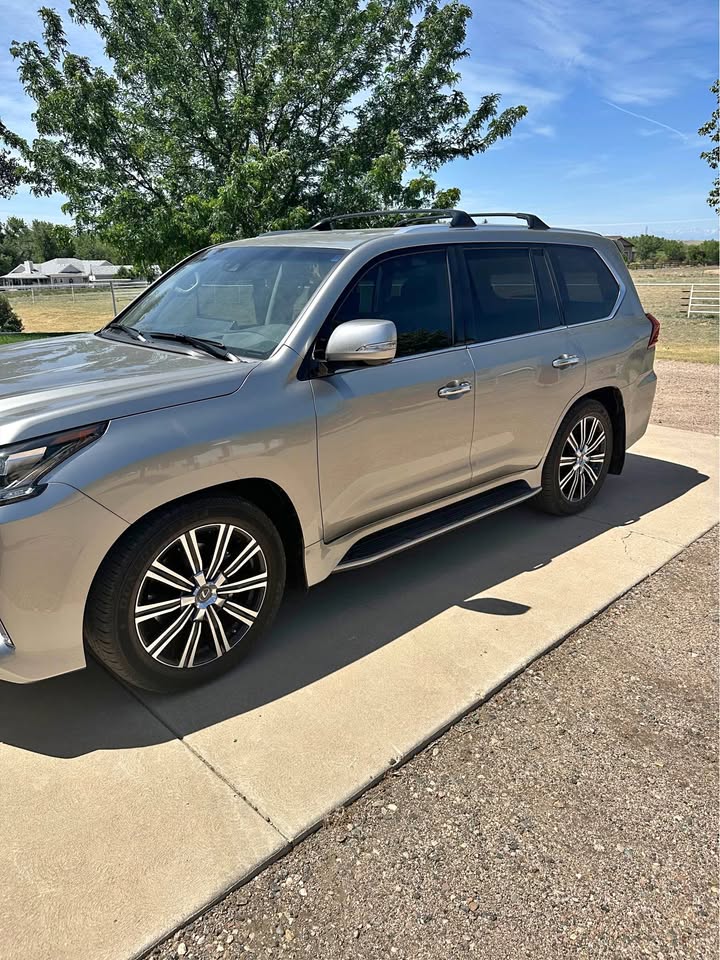 2019 Lexus LX 570 (photo 1)