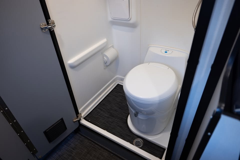 2021 Winnebago Revel 44e with victron/epoch battery system in Stevensville, MI (photo 9) — photo 9