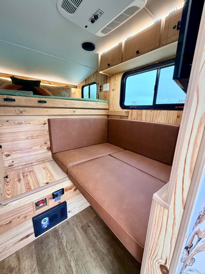 2025 Custom Capri Retreat Truck Camper in Valley Mills, TX (photo 7) — photo 7