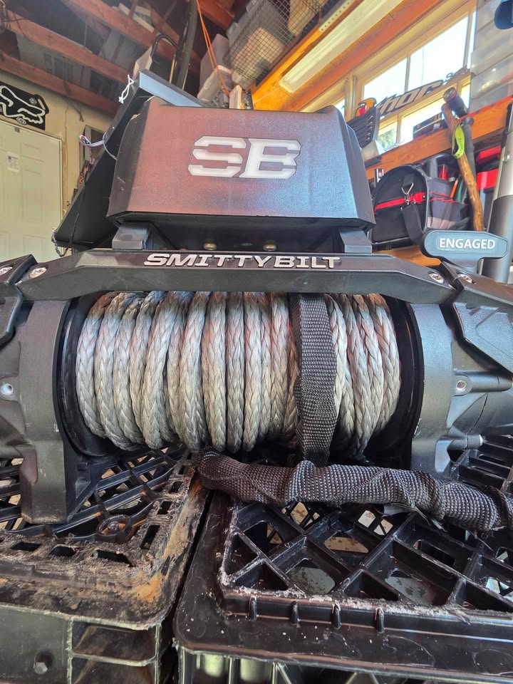 Smittybilt XRC Gen3 9500lbs Winch Competition style with Synthetic Rope and Hawse Fairlead in Portland, OR (photo 4) — photo 4