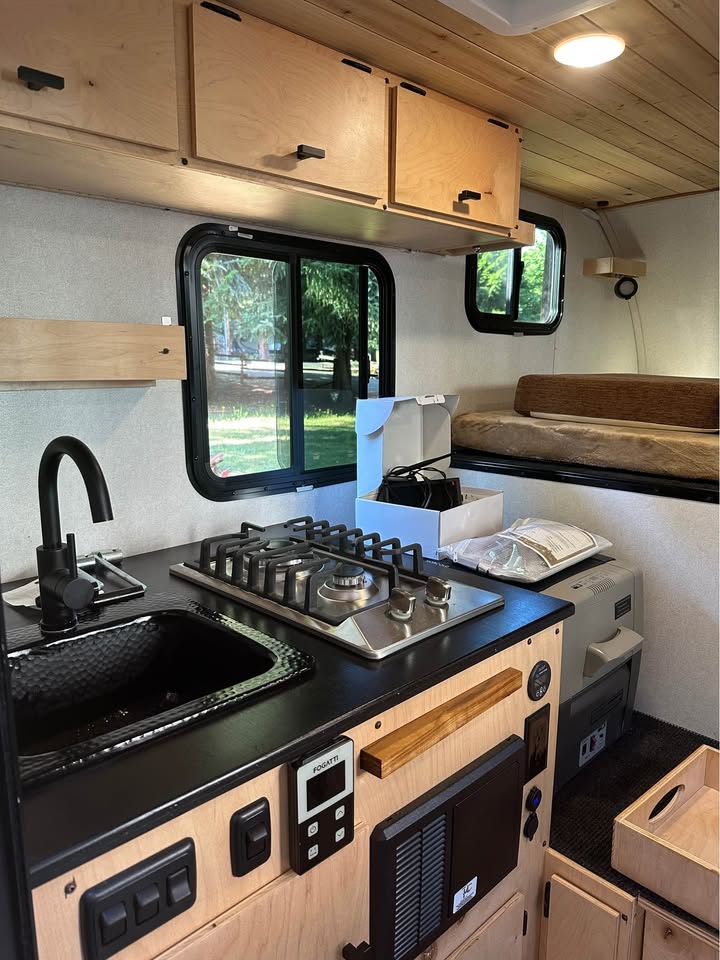2024 Off-Grid Truck Camper Fully loaded. For Midsize Trucks. Must see in Silver Creek, WA (photo 5) — photo 5