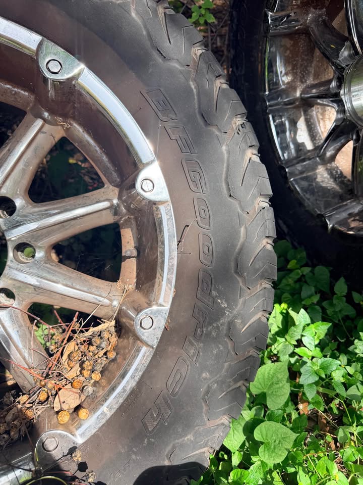 (4) 35x12.50R20 BFGoodrich KO2 Tires & 20” Wheels in Austin, TX (photo 2) — photo 2