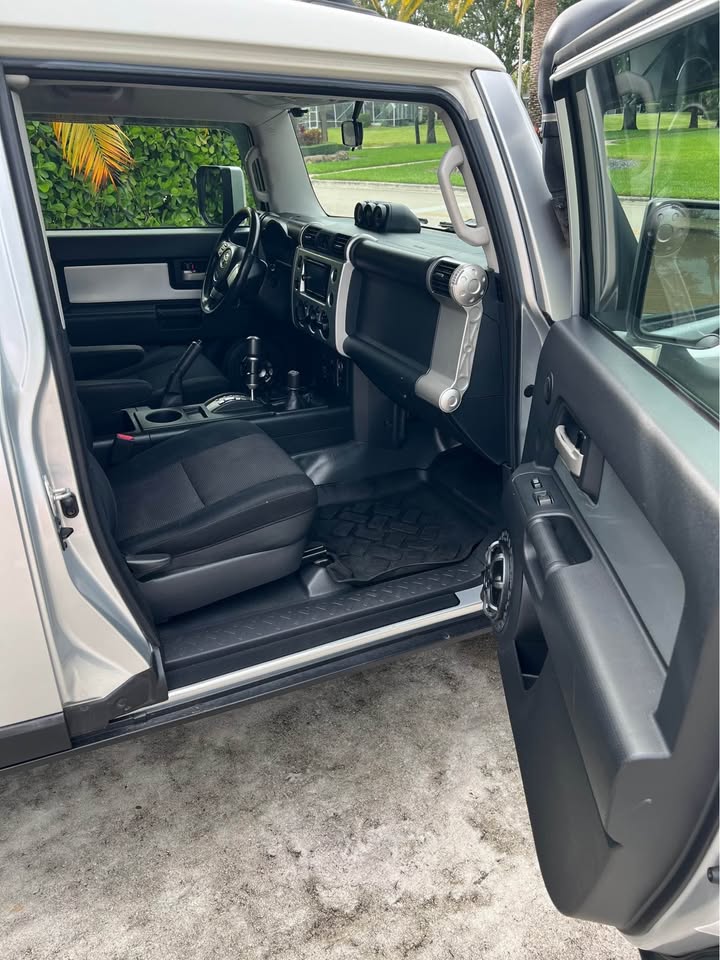 2007 Toyota FJ Cruiser · Sport Utility 2D (photo 6) — photo 6