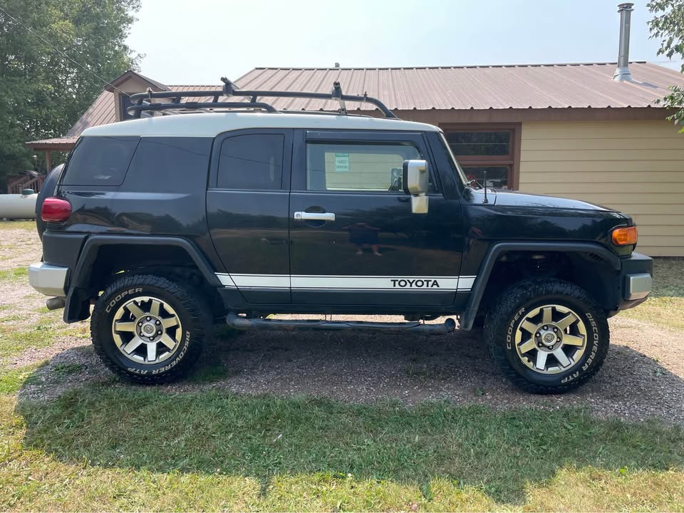 2014 Toyota FJ Cruiser 4x4 Runs and Drives Great!! Last Year Made in Proctor, MT (photo 2) — photo 2