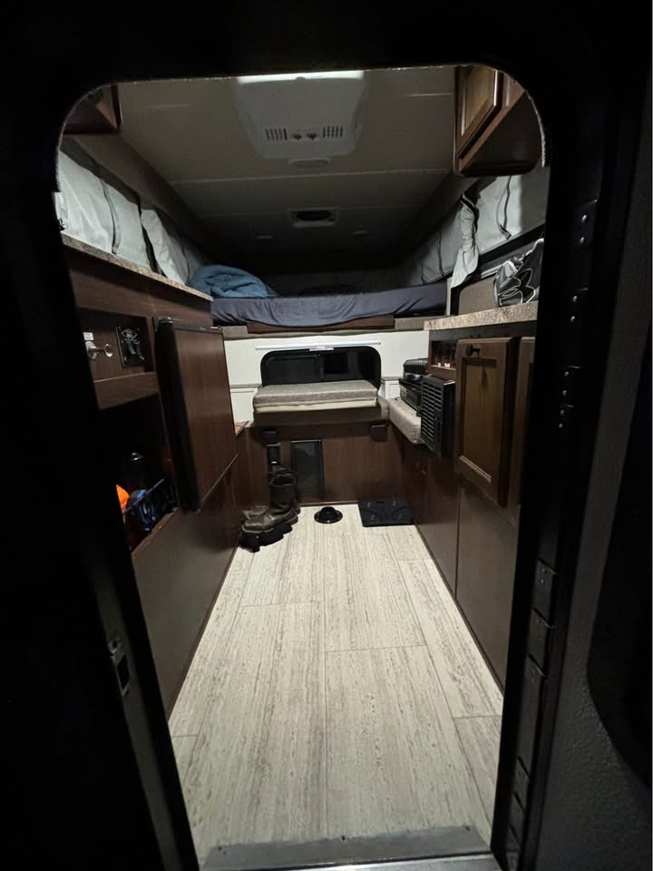 2017 Palomino SS-500 truck bed camper in Camp Pendleton Marine Corps Base, CA (photo 8) — photo 8