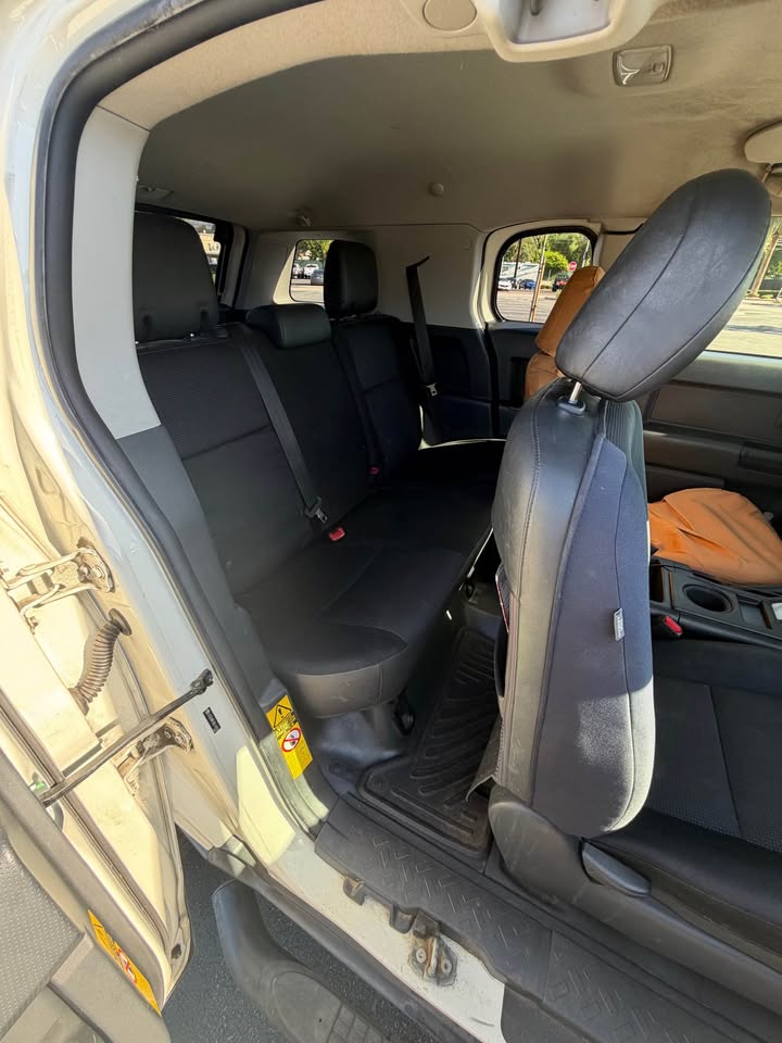 2013 Toyota FJ Cruiser · Sport Utility 2D in Tarzana, CA (photo 8) — photo 8