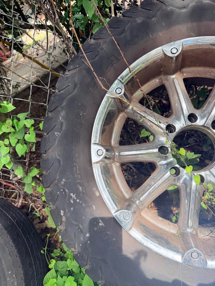 (4) 35x12.50R20 BFGoodrich KO2 Tires & 20” Wheels in Austin, TX (photo 3) — photo 3