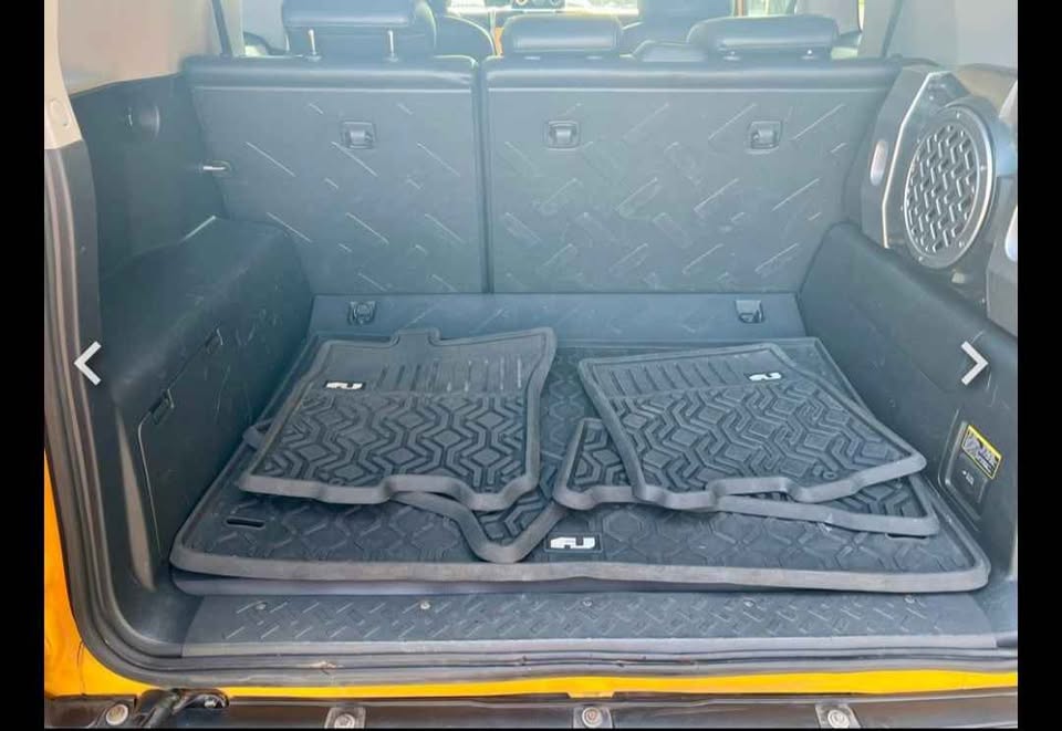 Toyota FJ Cruiser Yellow
257800 mileage (photo 4) — photo 4