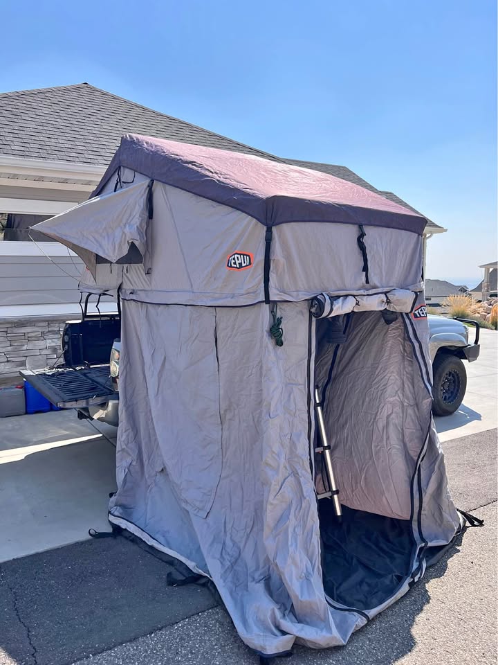 Ruggedized Tepui Rooftop Tent with Annex, anti condensation mat, sheets, and mat (photo 1) — photo 1